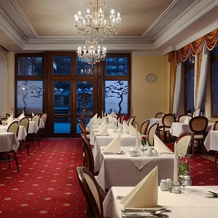Humboldt Park & Hotel Karlovy Vary