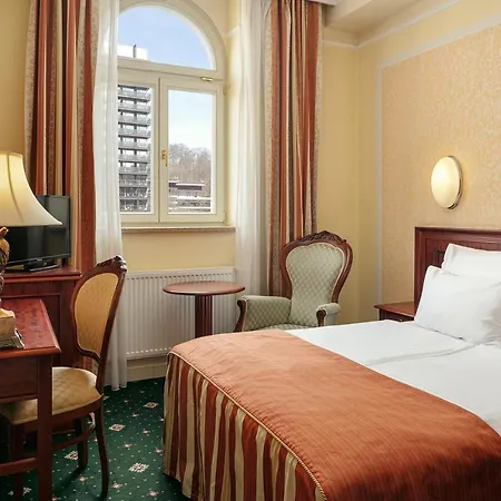 Humboldt Park & Hotel Karlovy Vary